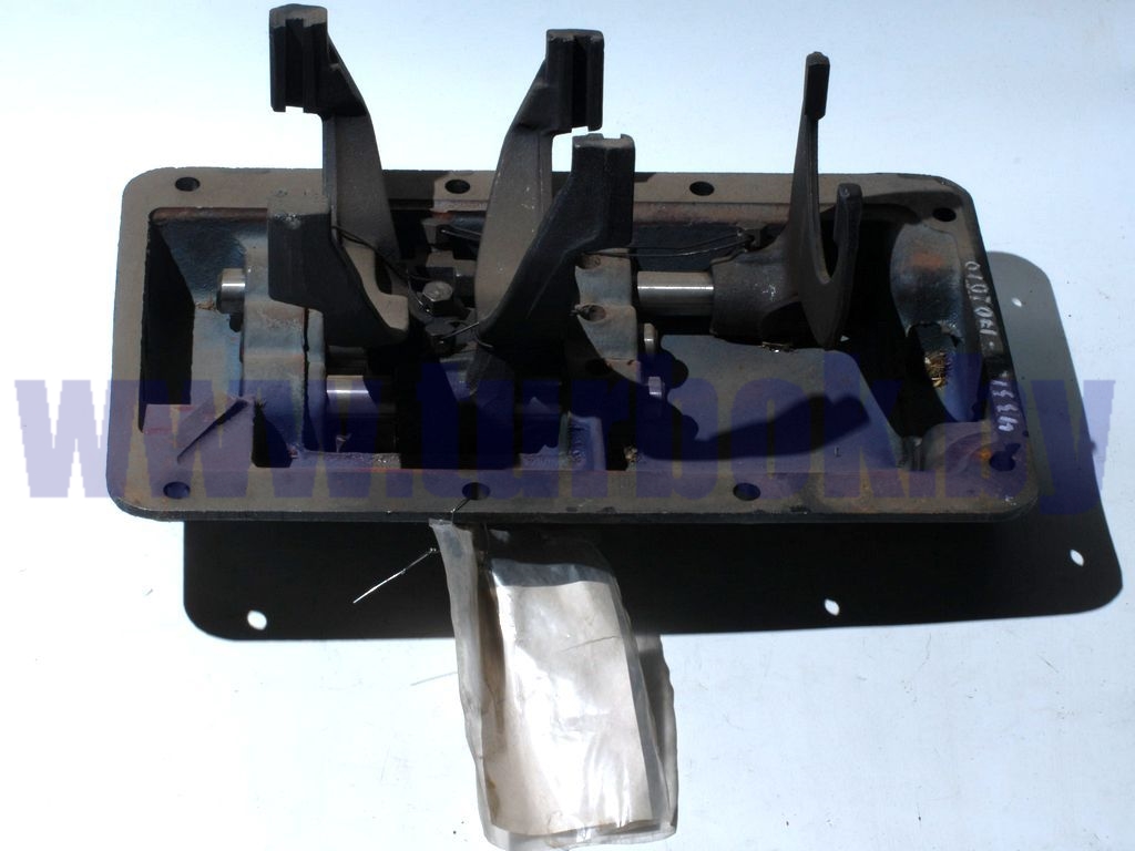 Крышка КПП-695Д, 3206 в сборе с головкой 130-1702053