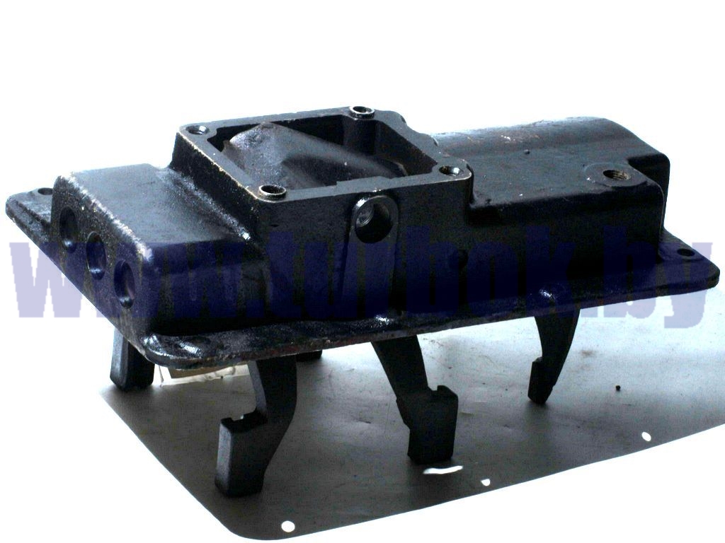 Крышка КПП-695Д, 3206 в сборе с головкой 130-1702053